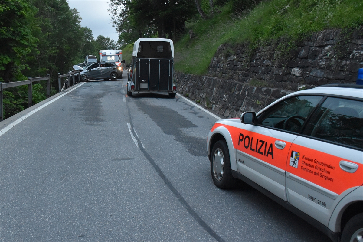 Personenwagen ragt über Strassenrand hinaus, wurde von Bündnerzaun gestoppt