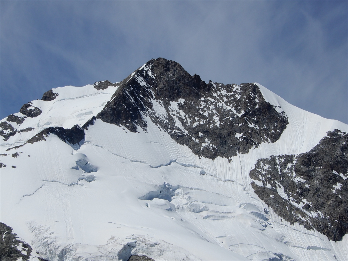 Der Piz Bernina mit der Flanke, an welcher der Berggänger abstürzte.