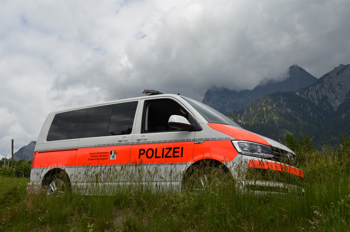 Polizeibus mit Falknis in Maienfeld als Symboldbild Kapo GR