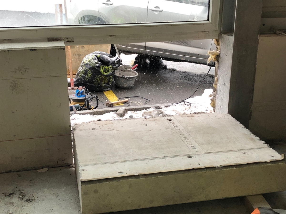 Umgekippte Betonplatte