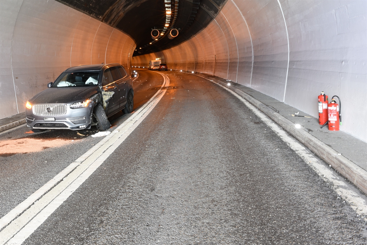 Drei Fahrzeuge stehen beschädigt in Tunnel