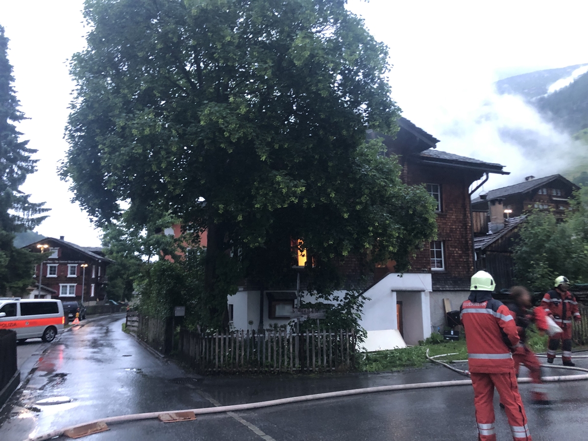 Holzhaus und Feuerwehrleute