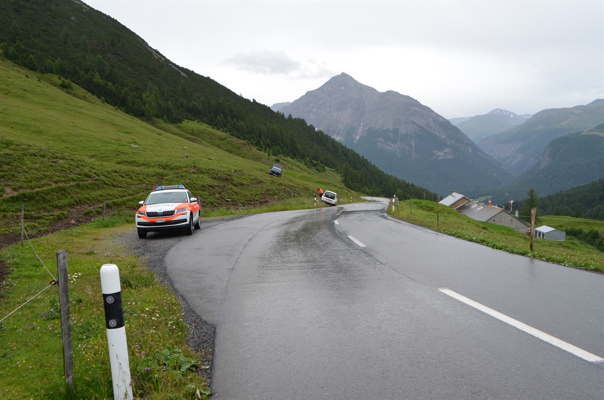 Total beschädigtes Fahrzeug im Hang und zweites beteiligtes auf der Strasse