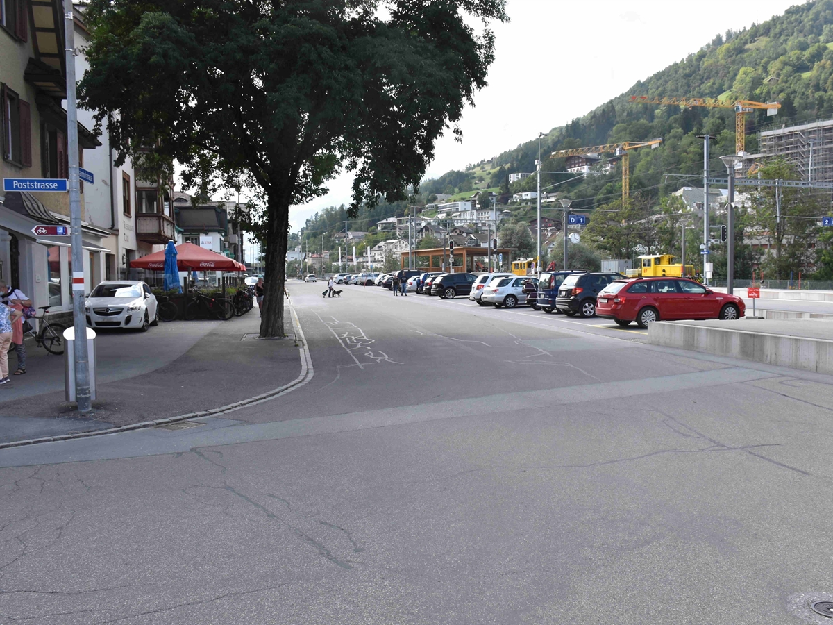 Die Bahnhofstrasse, links ein breites Trottoir, rechts die Parkplätze.