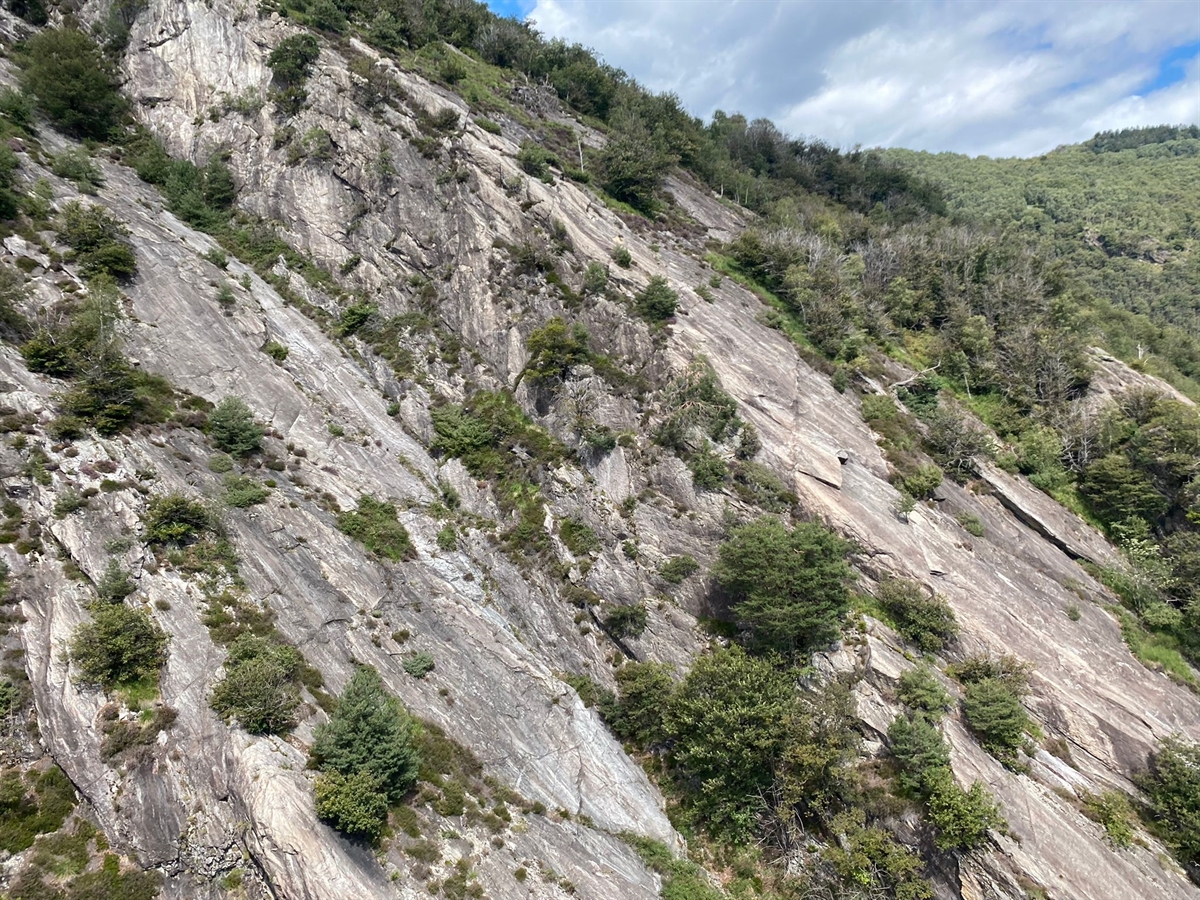 Der (eher flach abfallende) Klettergarten. In Bildmitte von weitem der Begleiter des Verunfallten.