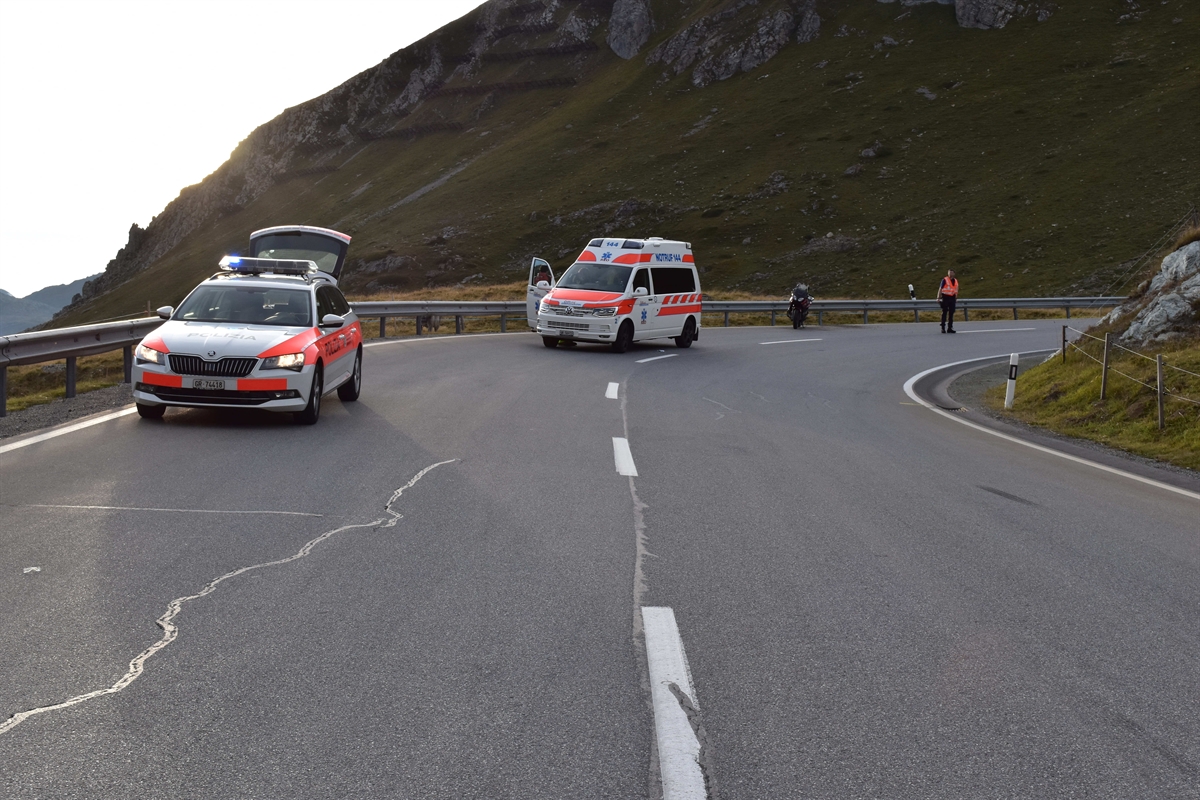 Polizeiauto und Ambulanz auf der Unfallstelle in der Kurve