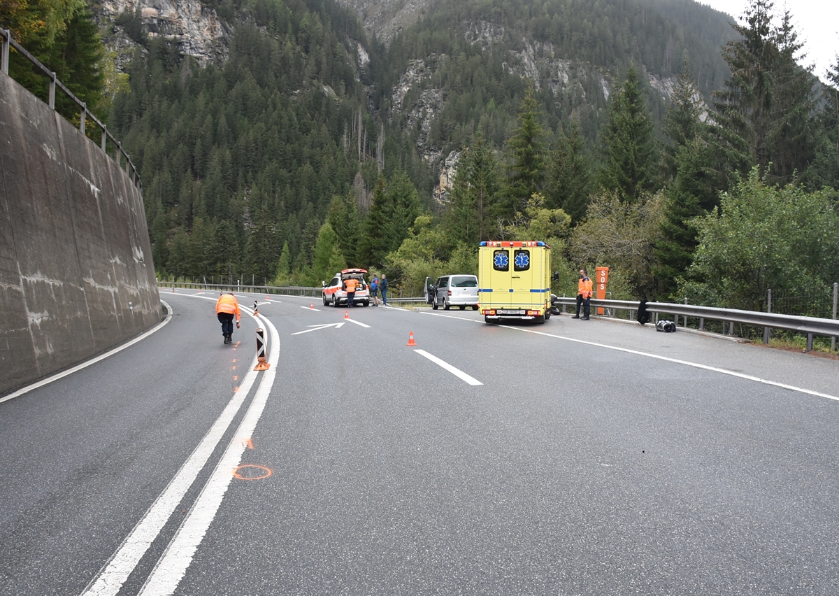 Ambulanz vor Ort und Unfallaufnahme durch Polizisten