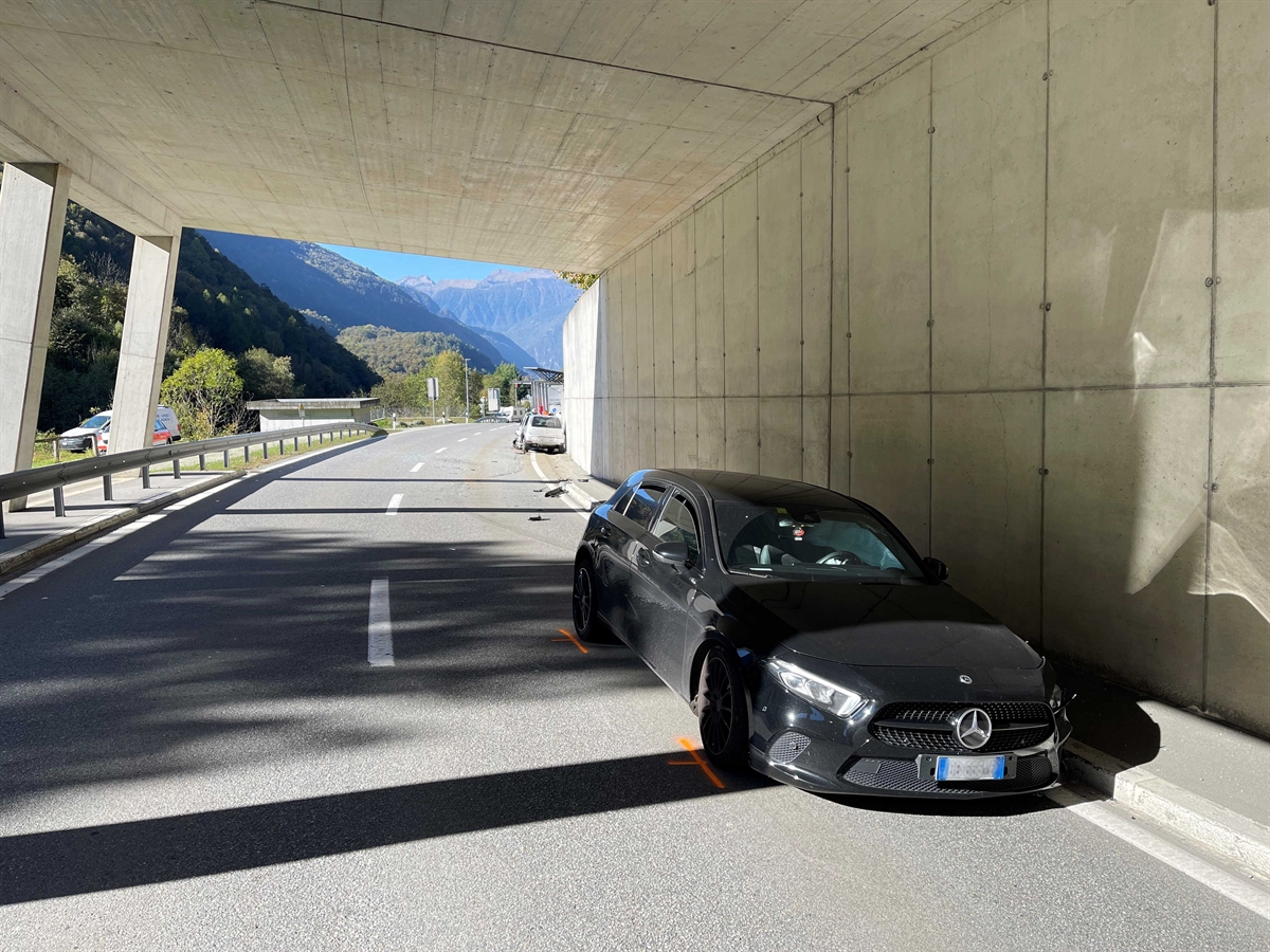 Zwei Fahrzeuge stehen beschädigt beim Tunnel-Portal am rechten Fahrbahnrand