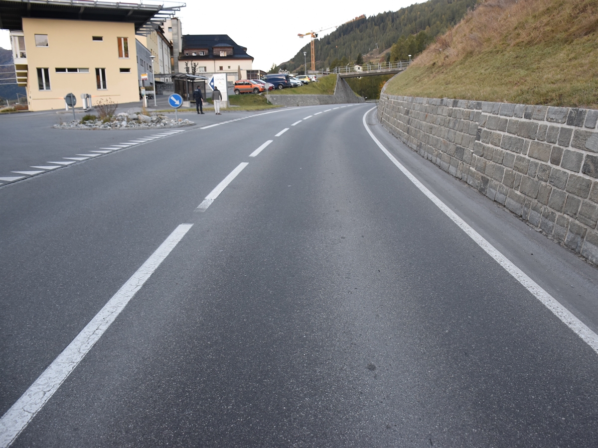 Engadinerstrasse mit linksseitiger Zufahrt zum Spital Scuol