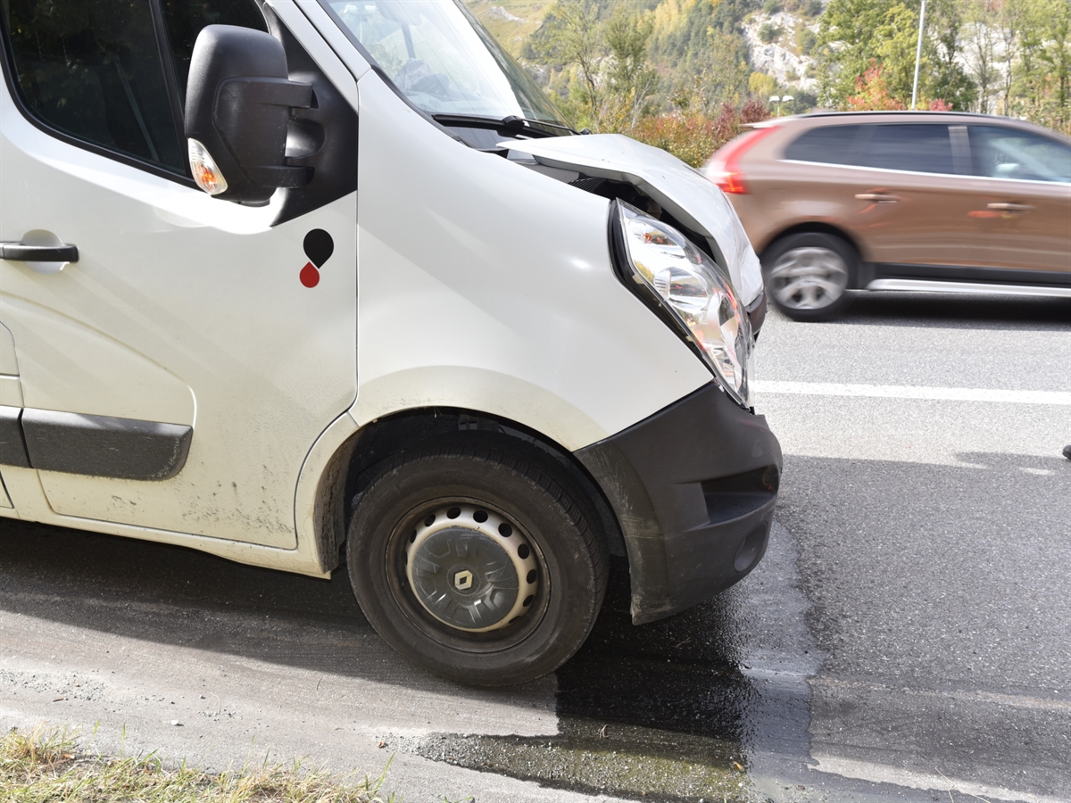 Der Lieferwagen von der Seite aus gesehen mit total eingedrückter Front.