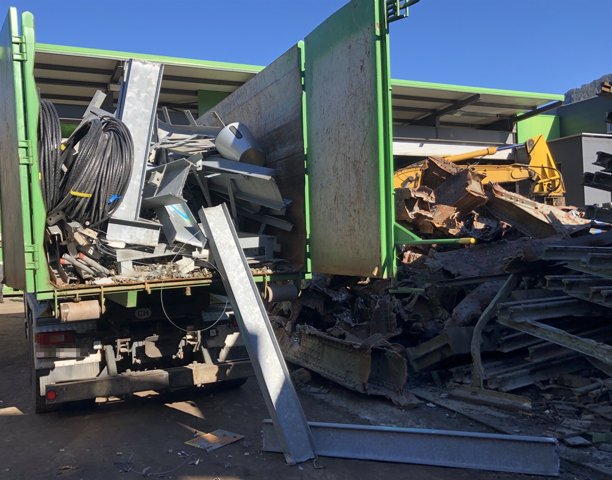 Lastwagenmulde mit geöffneten Flügeltüren, Recyclingmaterial im Innenraum