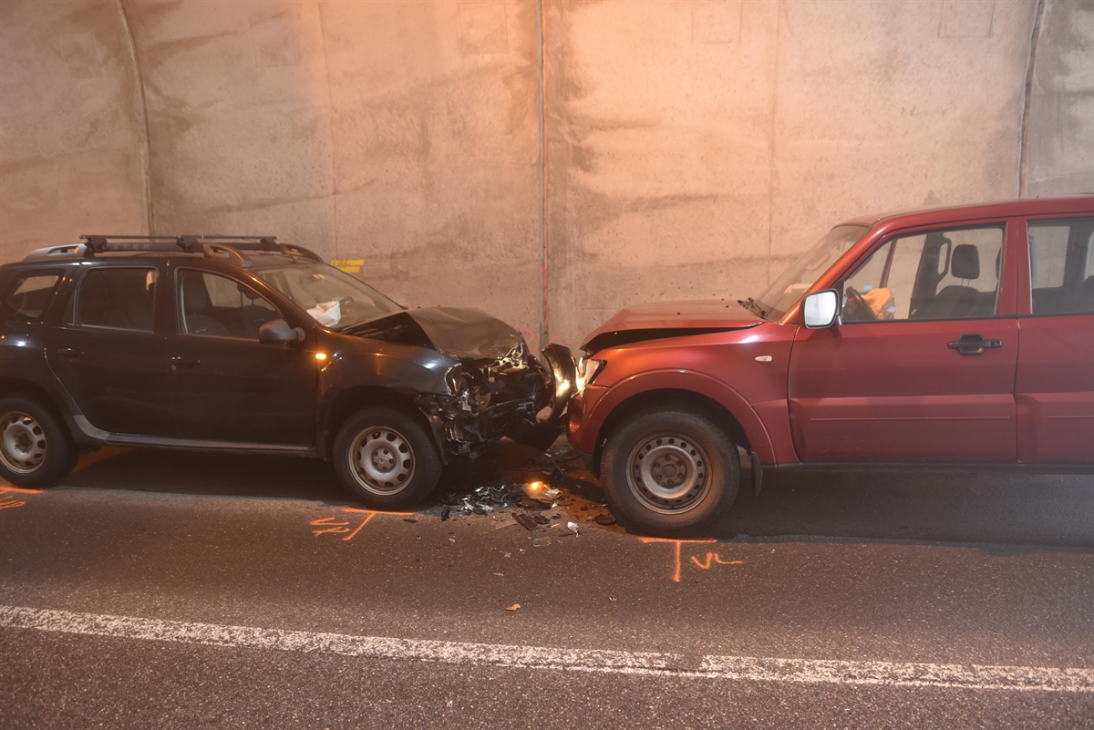 Endlage der beiden frontal kollidierten Personenwagen im Tunnel