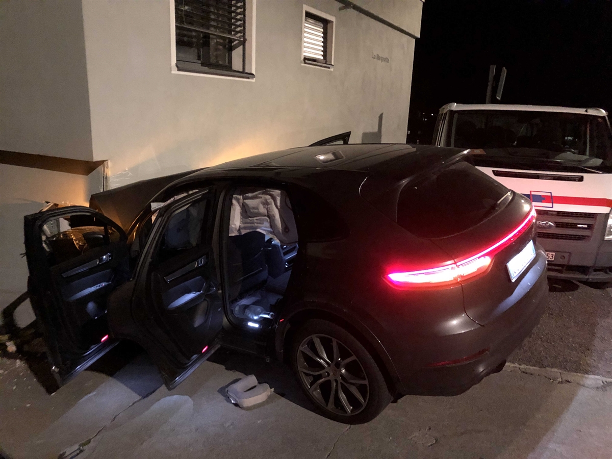 beschädigter Personenwagen in Hauswand