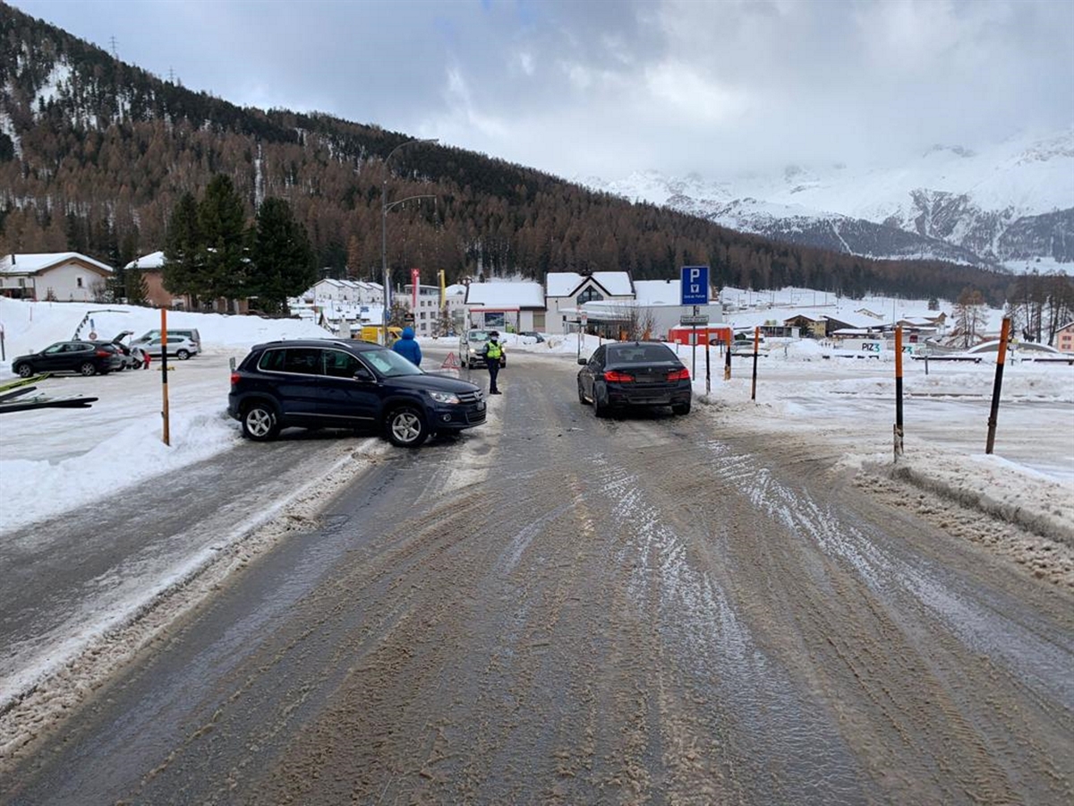 Ein Unfallfahrzeug steht auf der linken Bildseite quer auf der Fahrbahn. Das andere Unfallfahrzeug steht in seine Fahrrichtung, mit Heck zum Betrachter. Am rechten Bildrand die Ausfahrt vom Parkplatz.