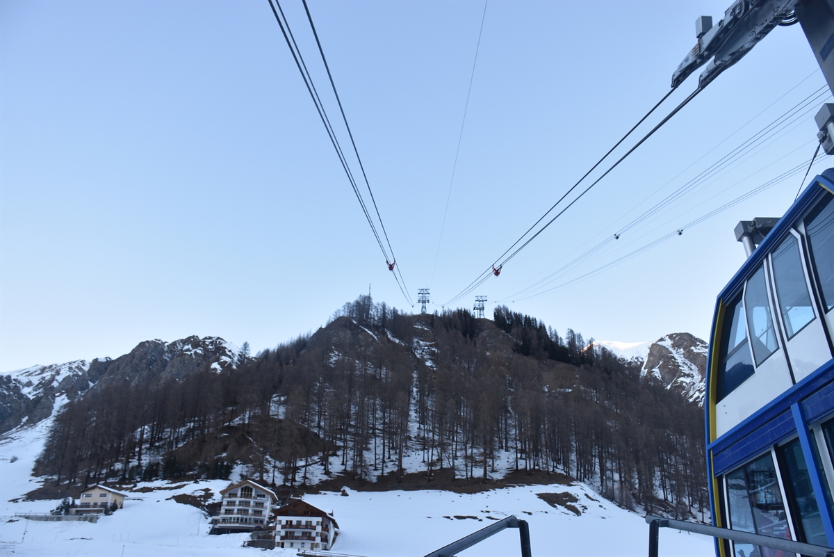 Blick von der Talstation zur ersten Stütze der Luftseilbahn