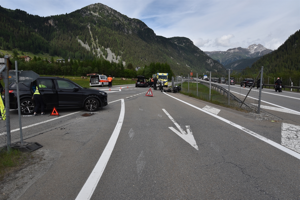 Personenwagen steht in der Einfahrt auf die Autostrasse. Motorrad liegt am rechten Strassenrand.