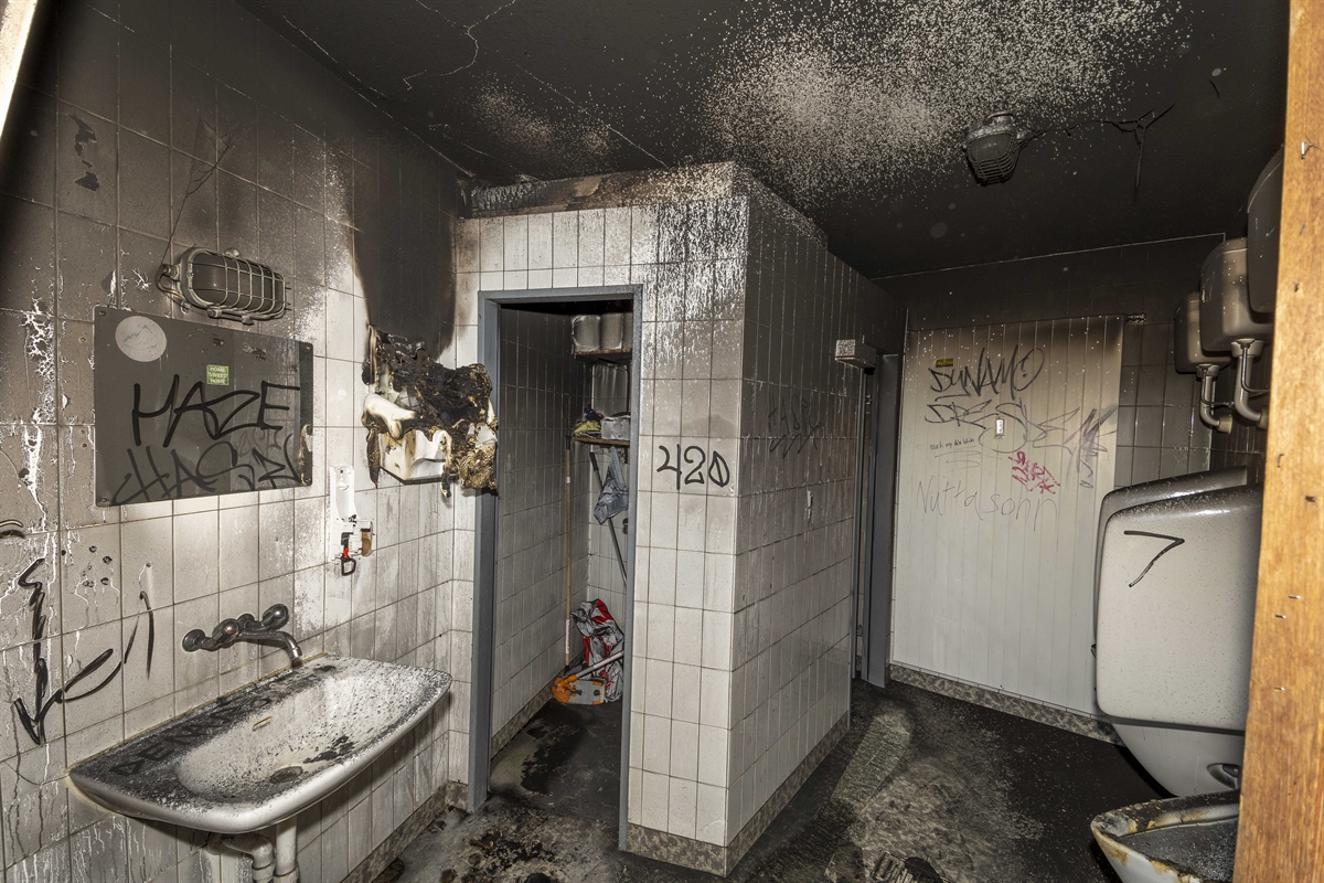 verruste schwarze Toilettenräumlichkeiten