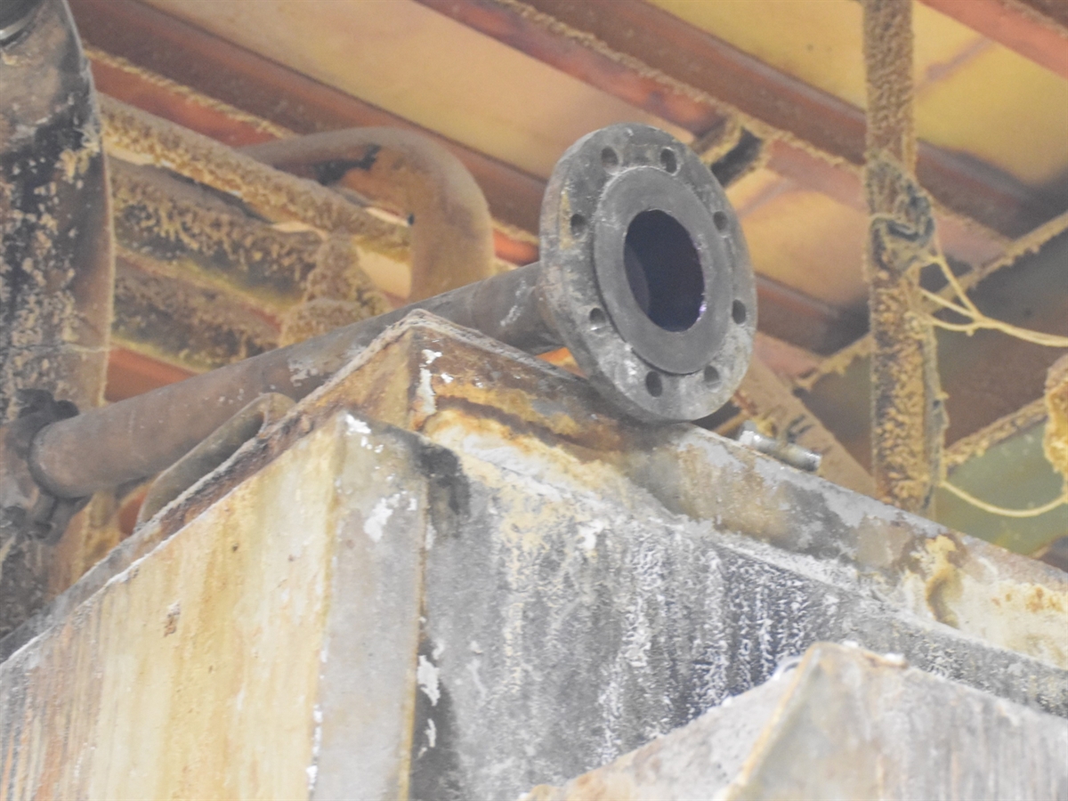 Das zu reparierende Wasserrohr in einem Industriebetrieb in Domat/Ems