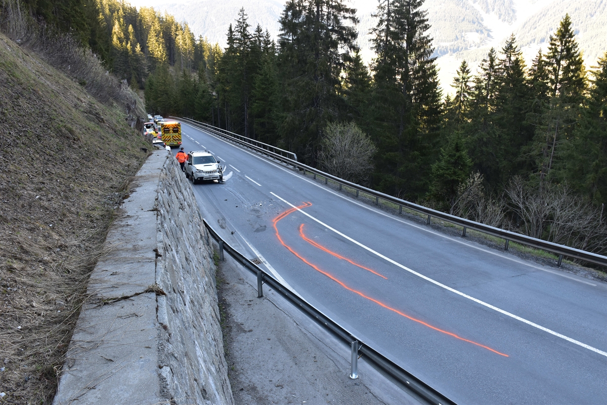 Sicht von der Stützmauer auf die Unfallstelle, rot eingezeichnet die Spur des Anhängers
