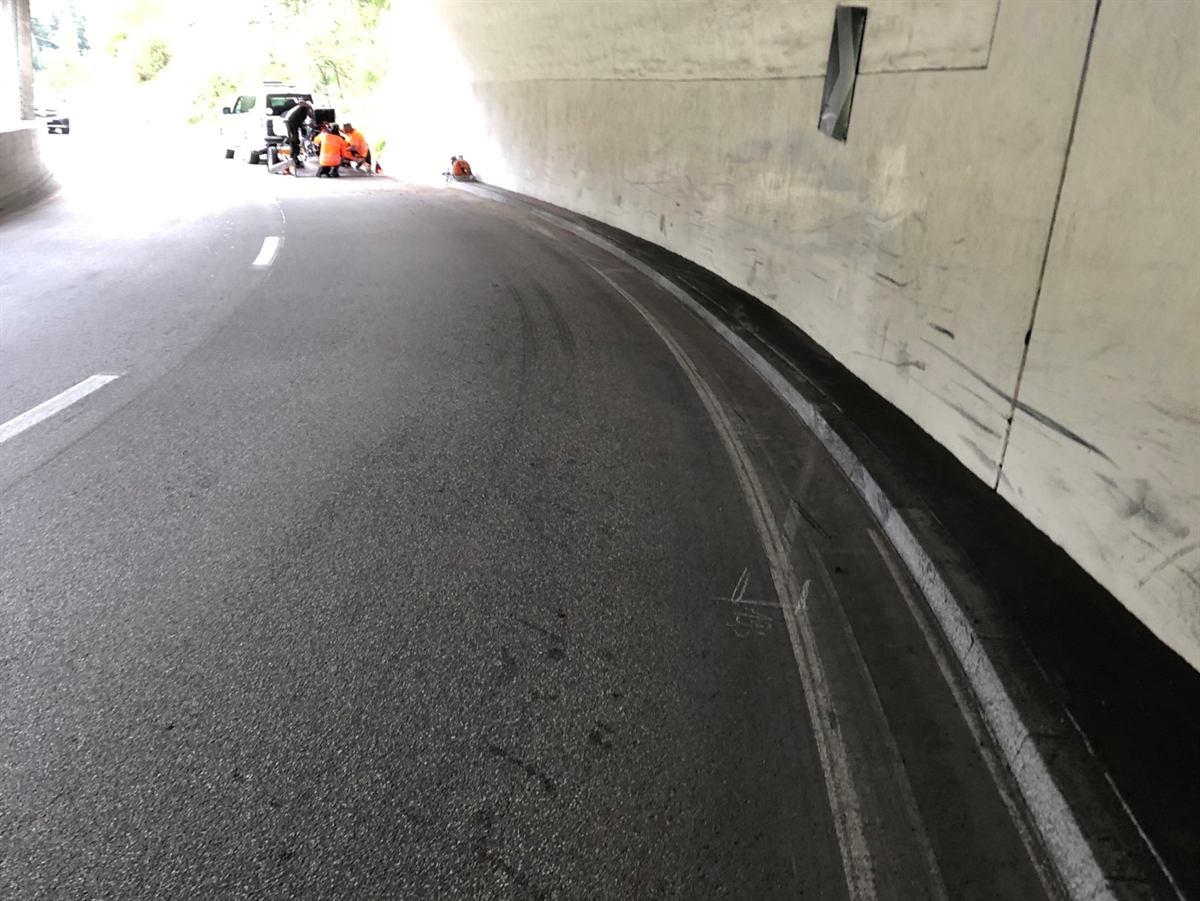 Galerie mit Kratzspuren an der Galeriewand. Ausgangs Galerie wird das Motorrad aufgeladen.