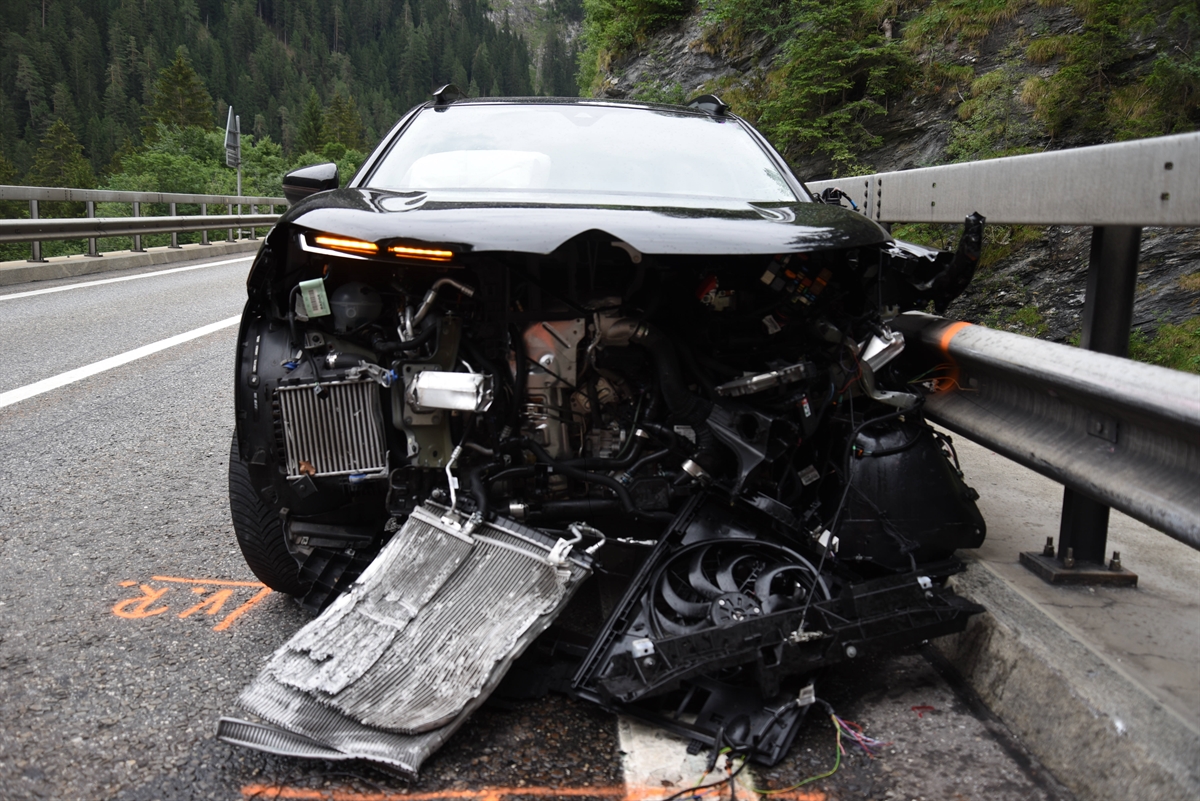 Schwarzes Auto von vorne. Die Komplette Front ist abgerissen.