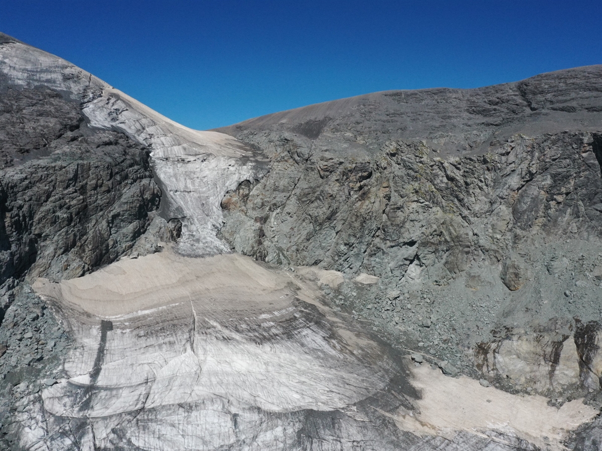 Unterhalb blauem Himmel sowie des Surenjochs Blick auf den Segnasgletscher.