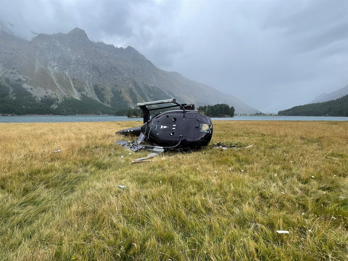 Helikopter in der Wiese in Seitenlage, im Hintergrund der See