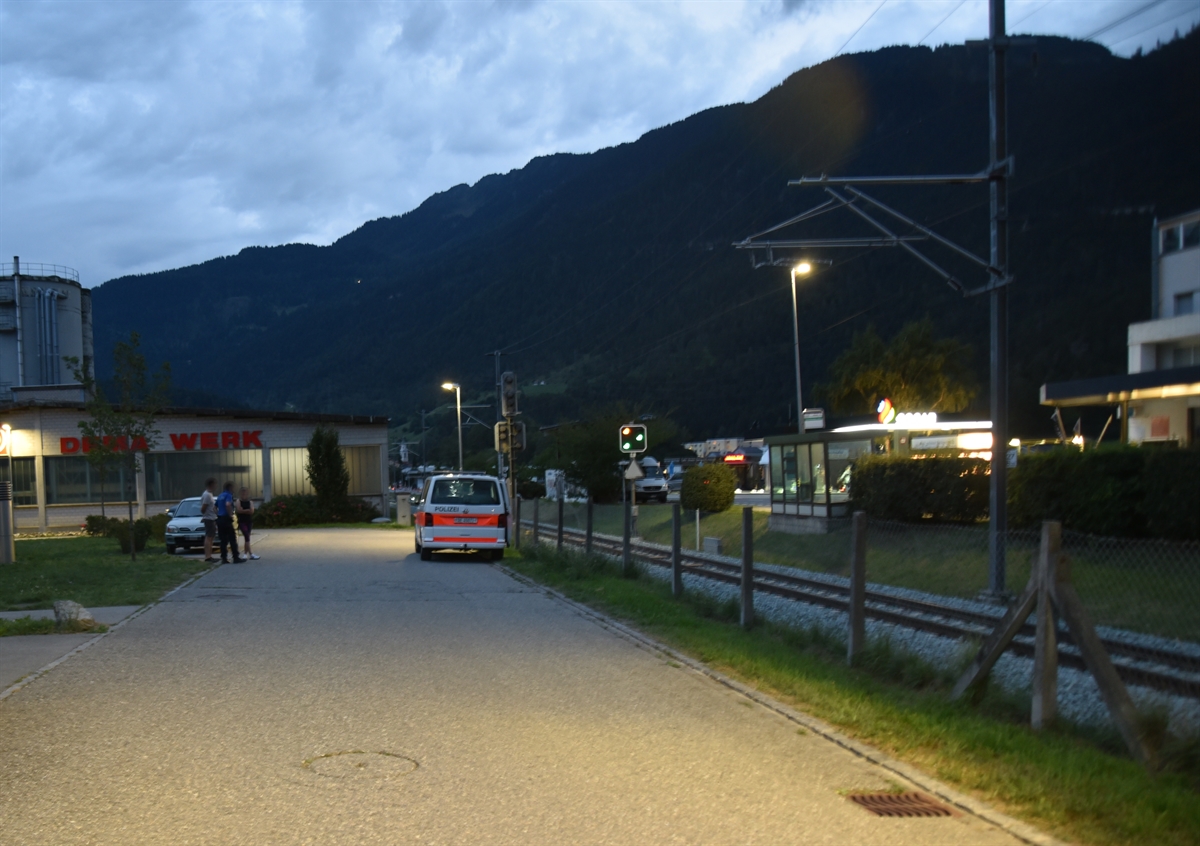 Patrouillenfahrzeug in der Dämmerung