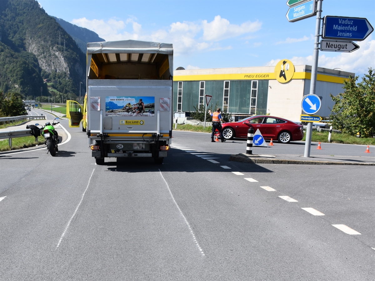 Lieferwagen auf der Deutschen Strasse. Links davon steht ein Motorrad. Rechts ist die Zufahrt von der Luzisteigstrasse auf die Deutsche Strasse.