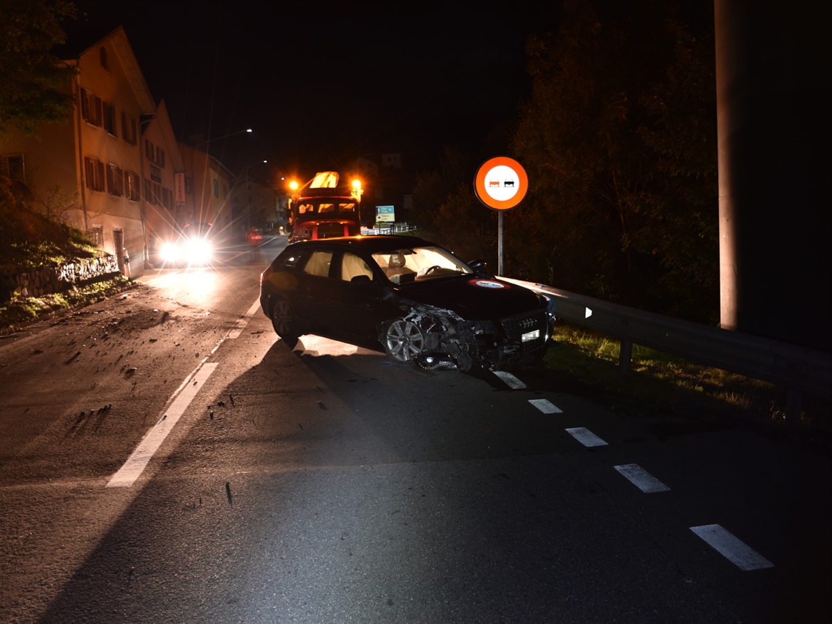 Aufnahme in der Dunkelheit. Im Bildzentrum von vorne das an der Front stark beschädigte Auto. Im Hintergrund links davon Unfallspuren.