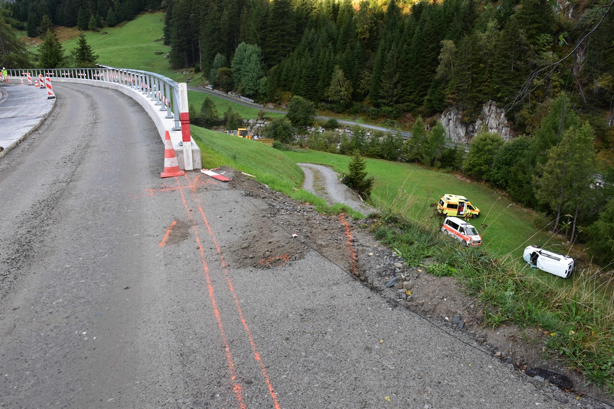 Im Vordergrund die Baustelle, unten auf der Wiese Unfallauto, Polizeiauto und Ambulanz