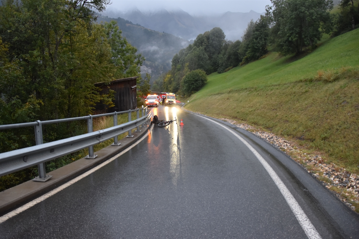 Fahrrad auf der Strasse, im Hintergrund Patrouillenfahrzeug, Ambulanz und Rega