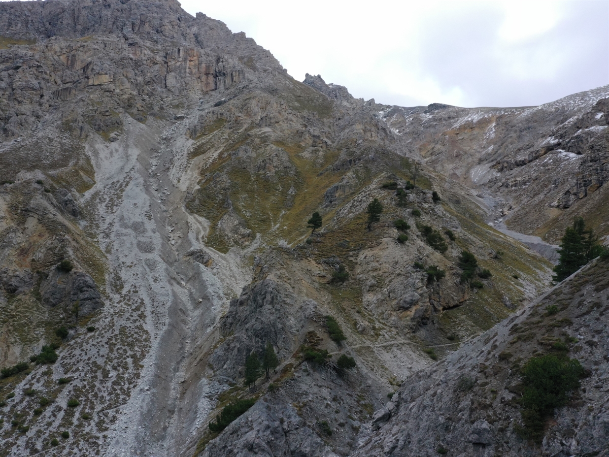 Drohnenbild des Gebiets Ils Gotschens mit den felsigen steilen Passagen