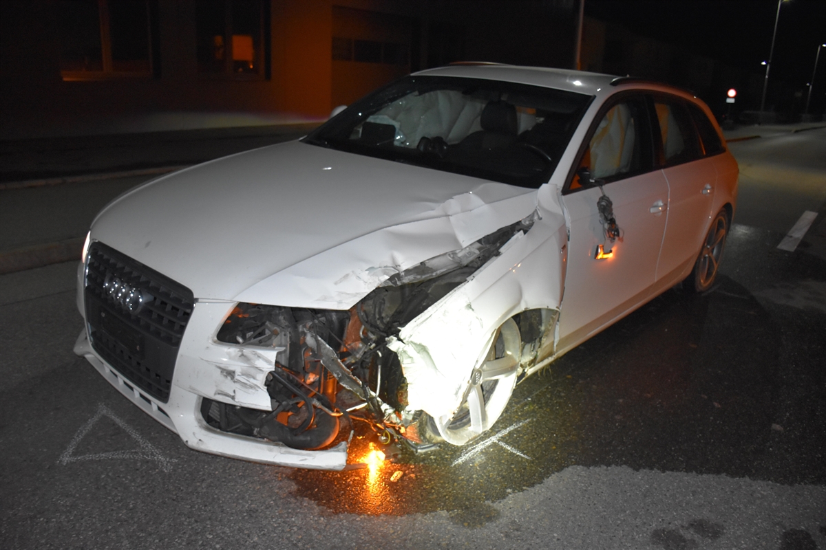 Weisser Personenwagen vorne links beschädigt, Airbags sichtbar