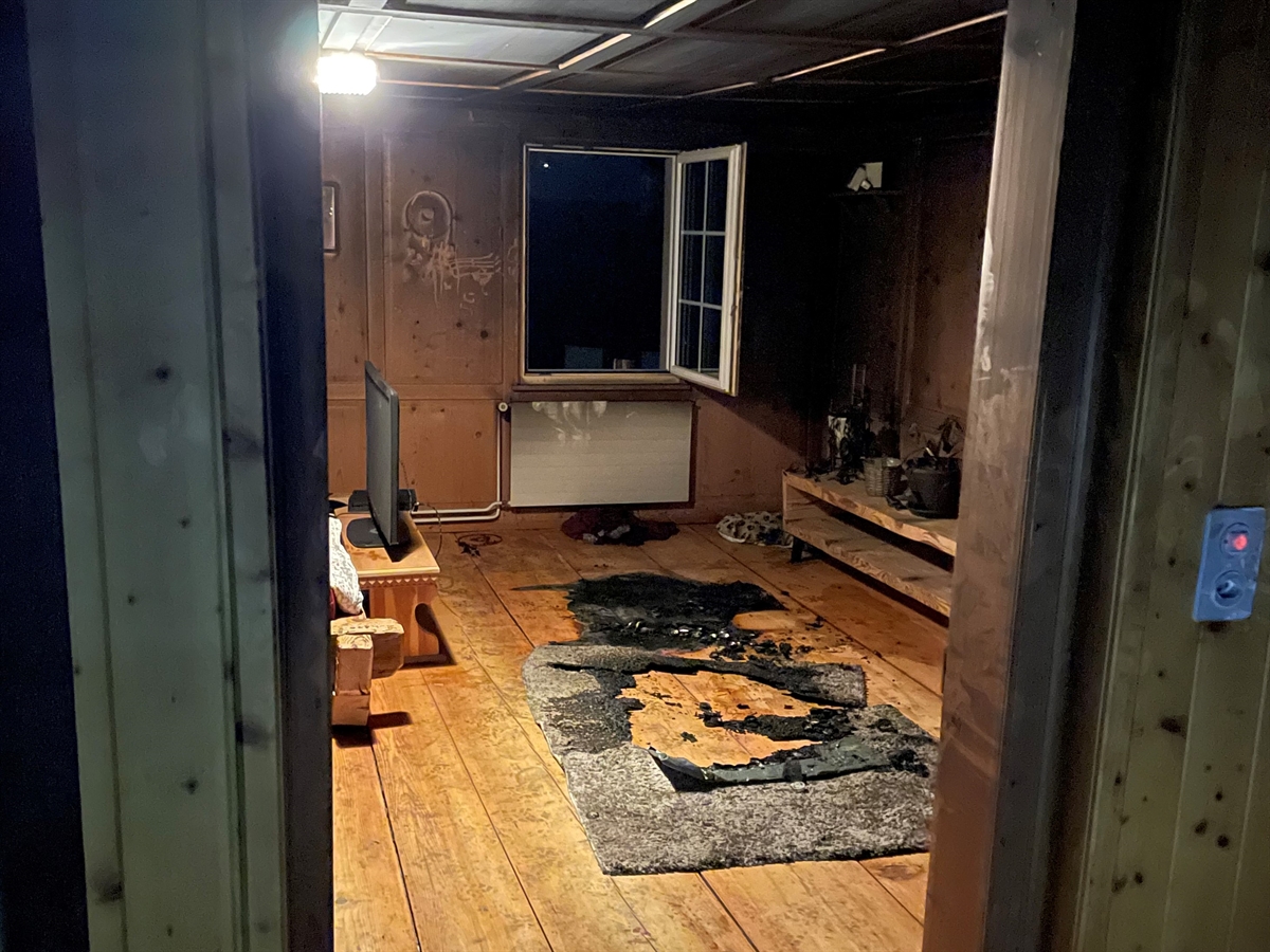 Aufnahme des Zimmers, in welchem es brannte. Die Wände und der Boden sind aus Holz.