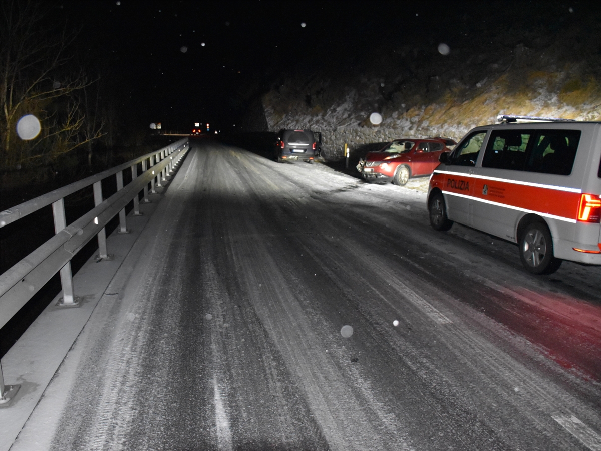 Ein Patrouillenfahrzeug steht rechts am Bildrand auf der schneebedeckten Oberalpstrasse. Vor diesem ist das Auto des Entgegenkommenden und hinter diesem die Grossraumlimousine der Deutschen.