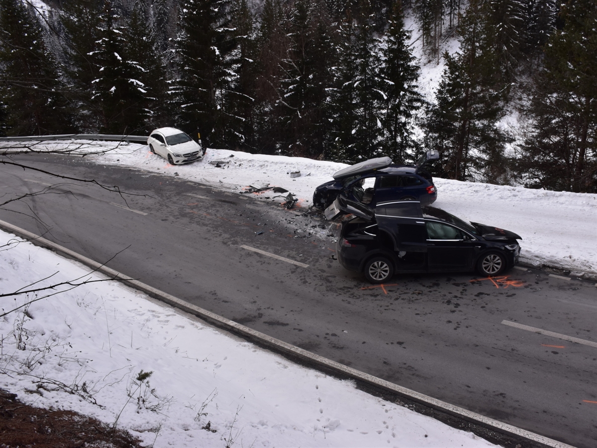 Im Vordergrund das Auto des Schweizers. Daneben/dahinter dasjenige des Polen. Links davon ein wenig im Hintergrund das Auto des Slowaken auf der Leitplanke.