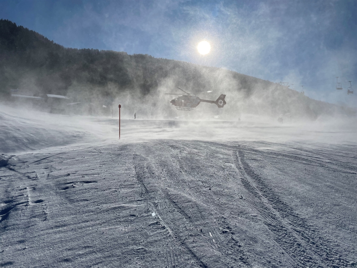 Winterlandschaft mit blauem Bündner Berghimmel. Der startende Helikopter wirbelt Schneestaub auf, welcher das Bild aufgrund der Sonneneinstrahlung in ein mystisches Werk verzaubert.