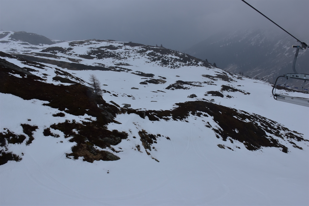 Blick vom Sessellift auf das Gelände neben der Piste