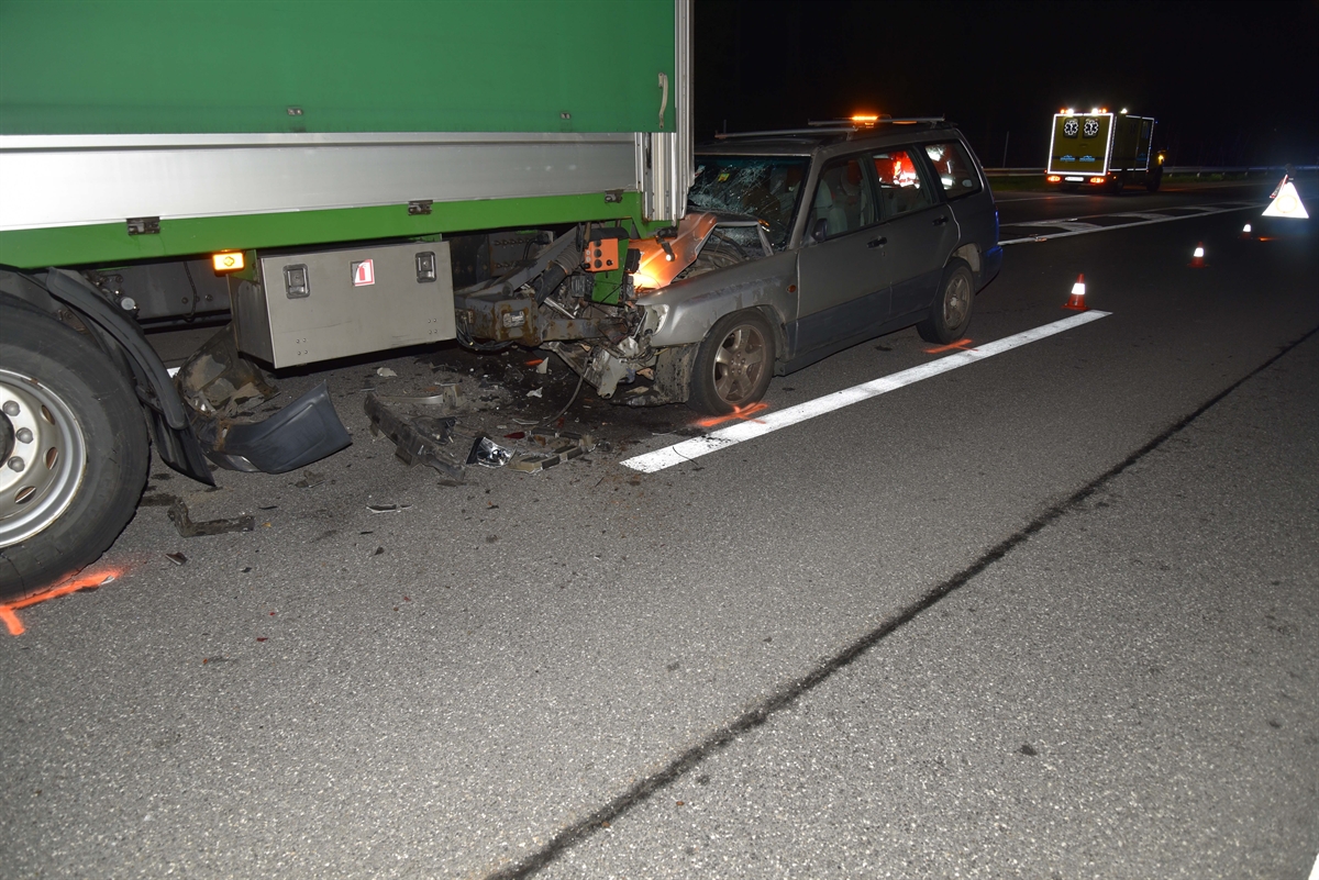 Personenwagen mit dem Lastwagenheck verkeilt