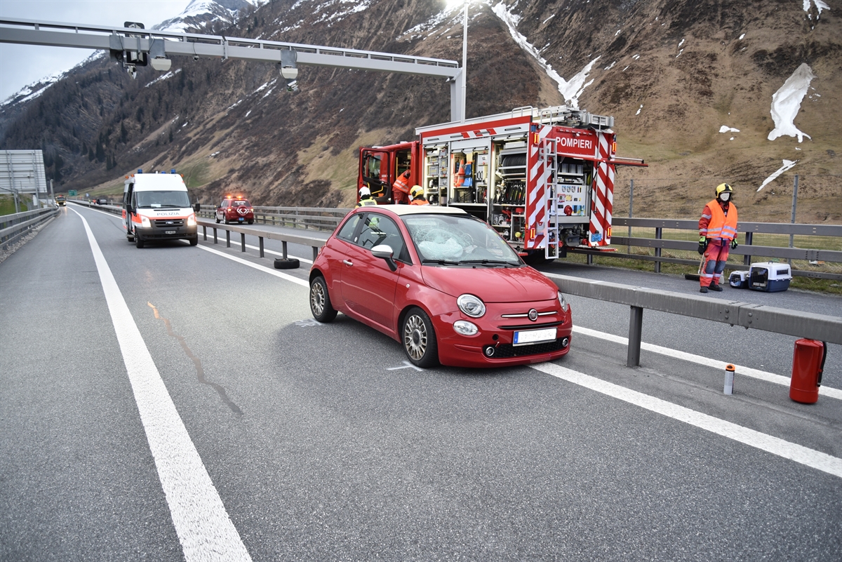 beschädigter Kleinwagen steht an Mittelleitschranke