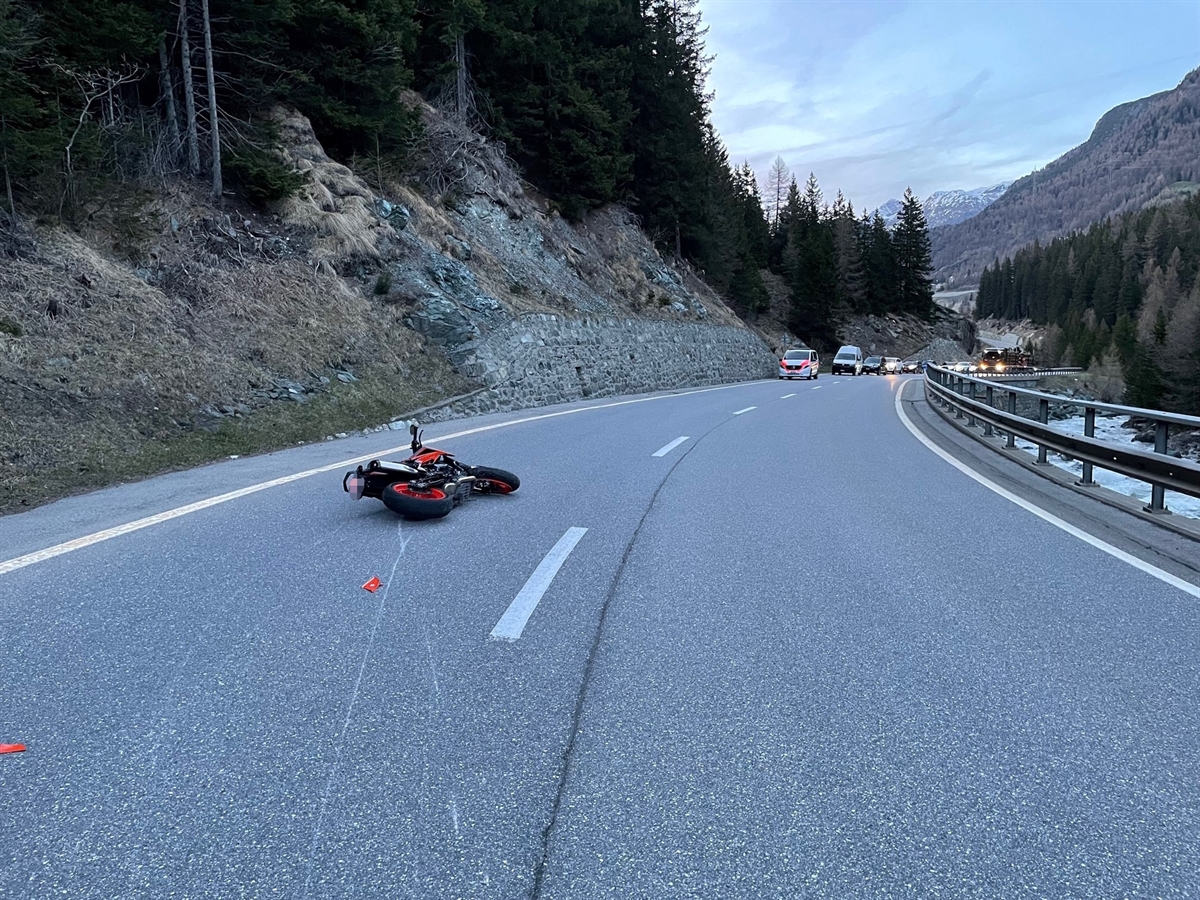 Motorrad liegt auf der Fahrbahn