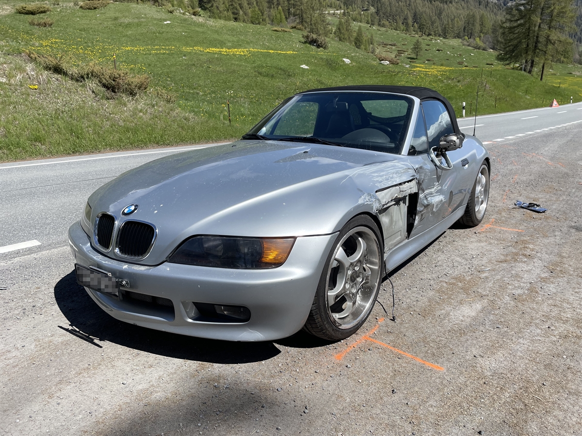 Endlage des unfallbeteiligten Personenwagens auf dem Ausstellplatz. Erkennbar die Beschädigung an der linken Fahrzeugseite.