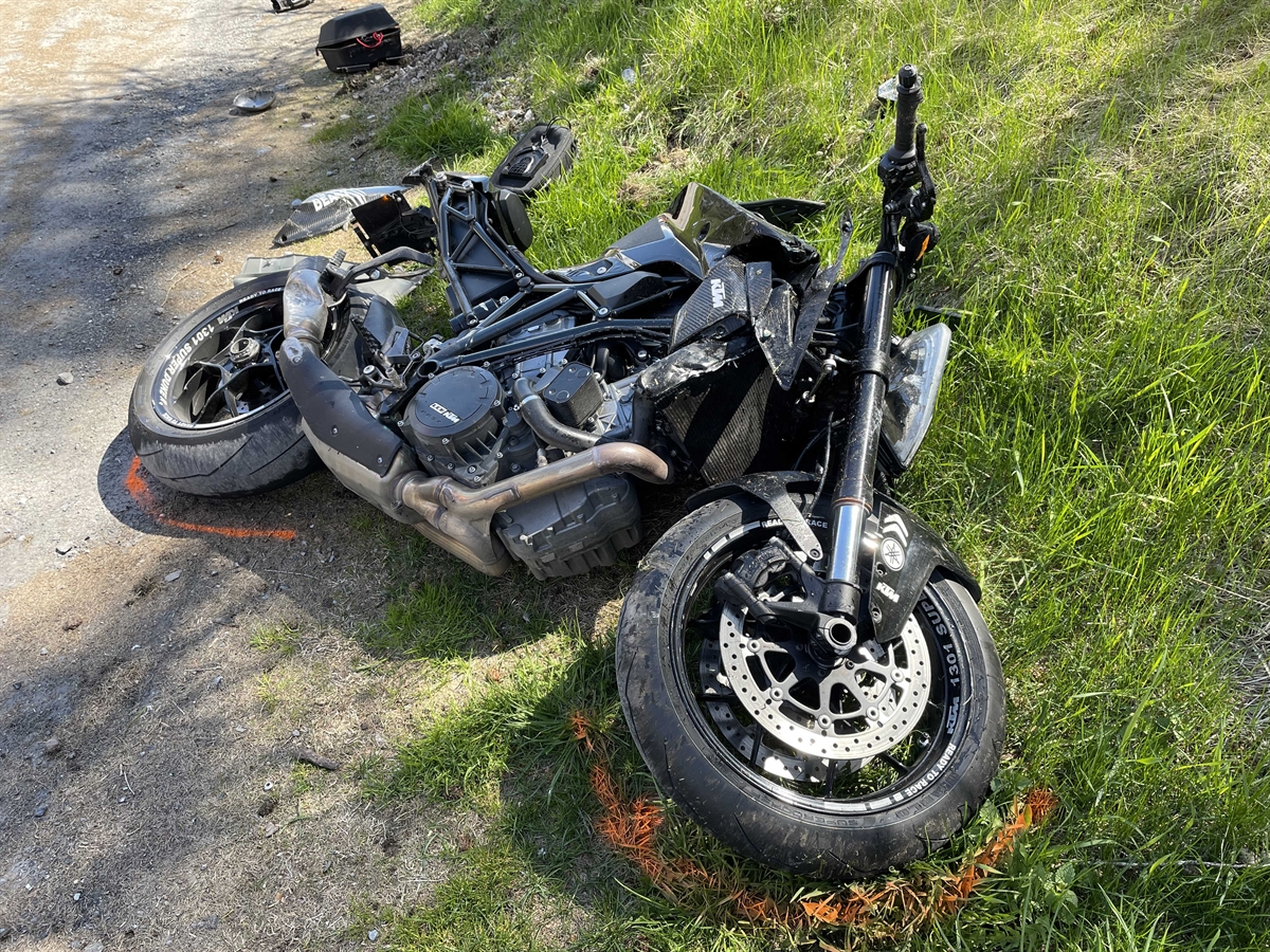 Endlage des unfallbeteiligten und stark beschädigten Motorrades an der Böschung, entlang des Ausstellplatzes.