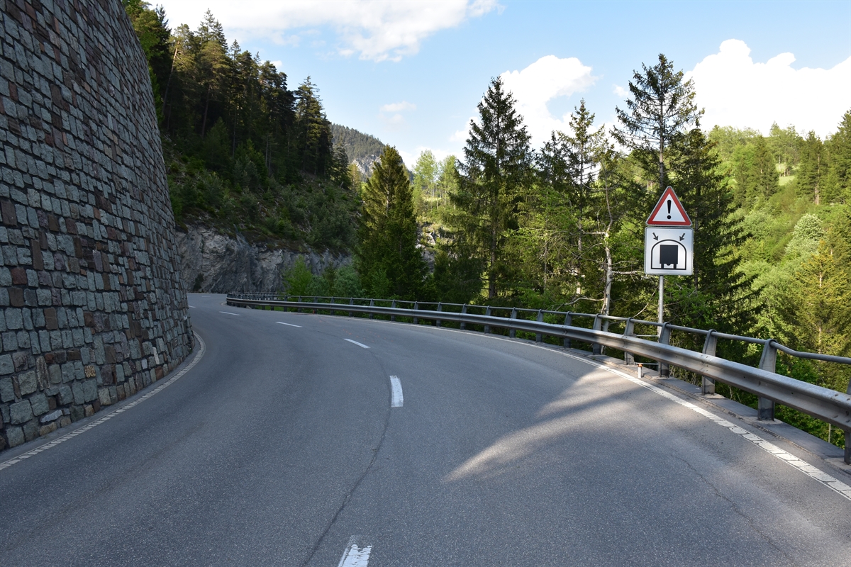 Strassenverlauf mit rechtsseitiger Leitplanke