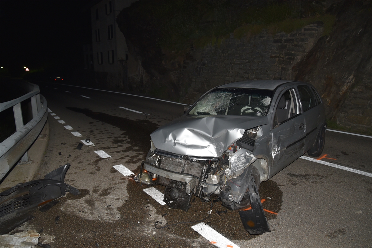 Personenwagen steht total beschädigt mit Front in Richtung Fahrbahnrand