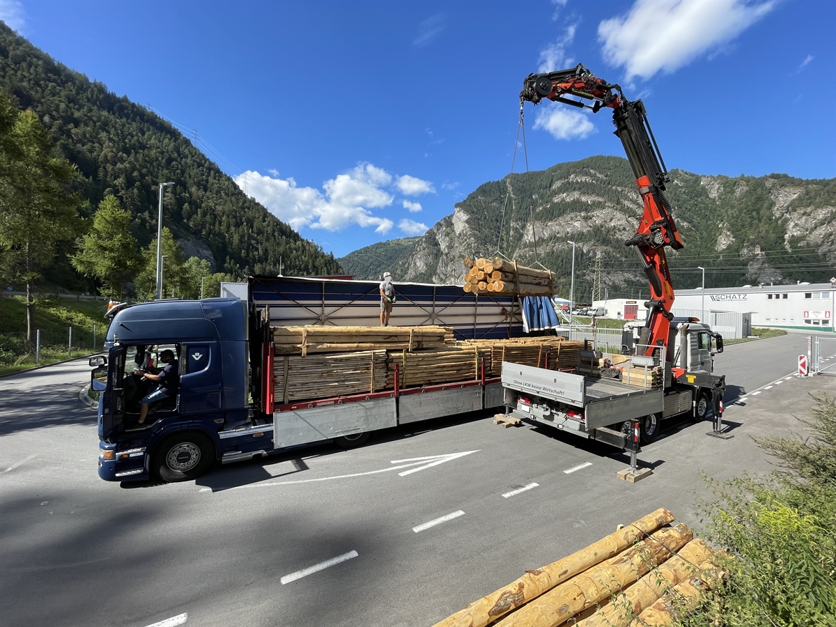Ladung wird mit Lastwagenkran von Sattelmotorfahrzeug abgeladen