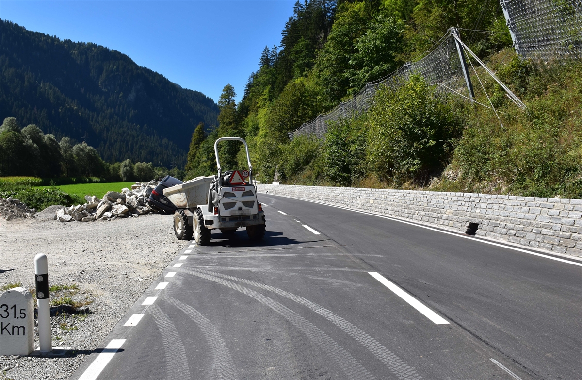 beschädigtes Fahrzeug auf Steinhaufen