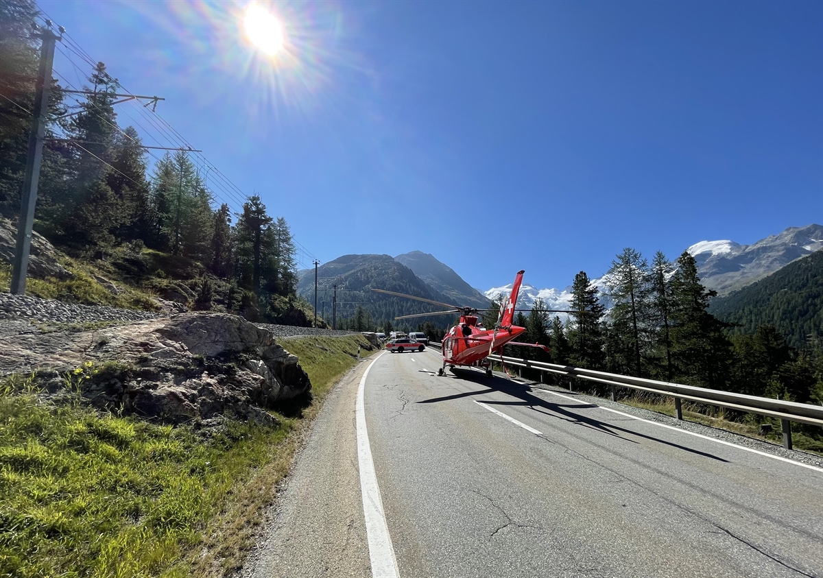 Rega und Ambulanz auf der Strasse, Blick Richtung Morteratsch