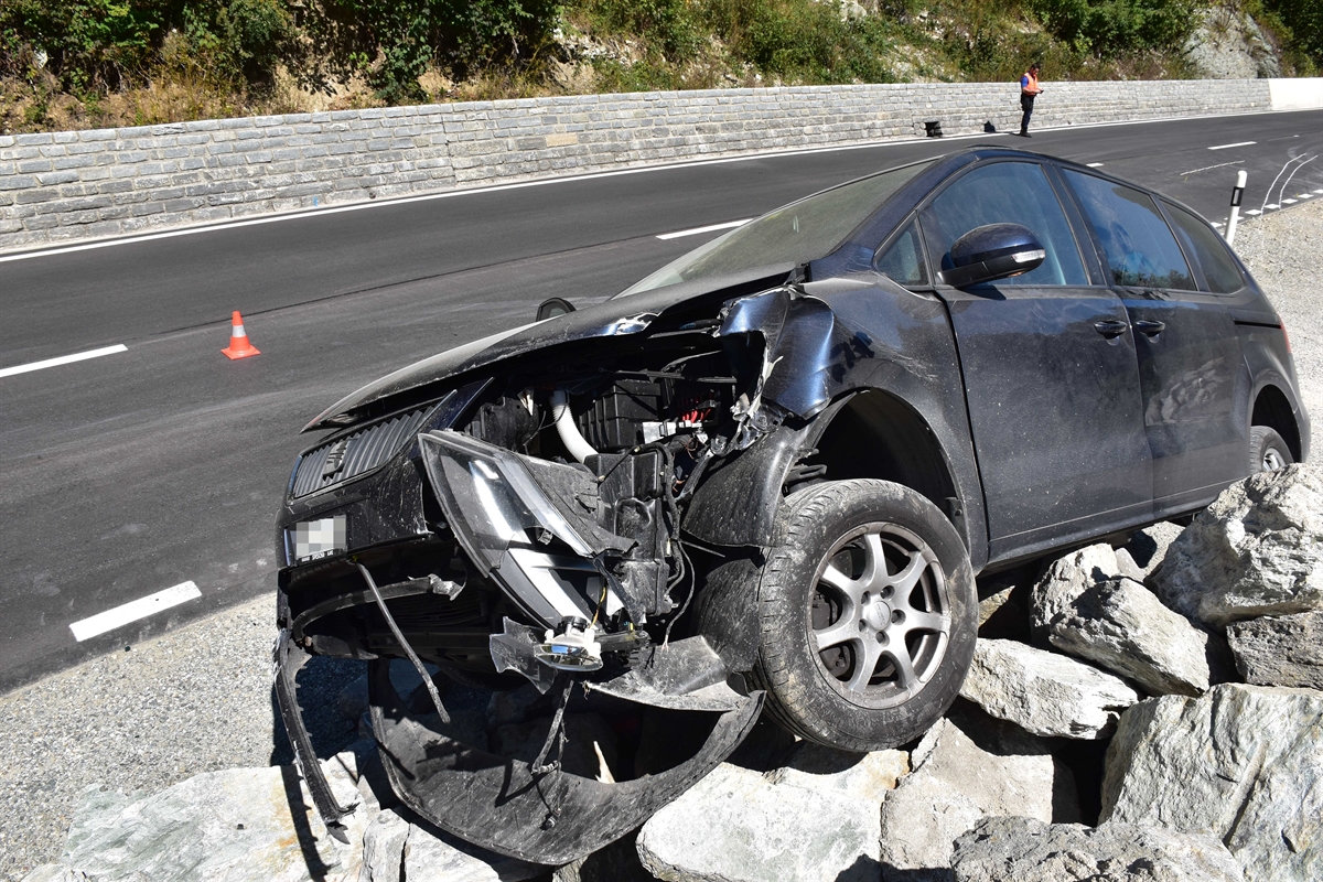 beschädigtes Fahrzeug auf Steinhaufen